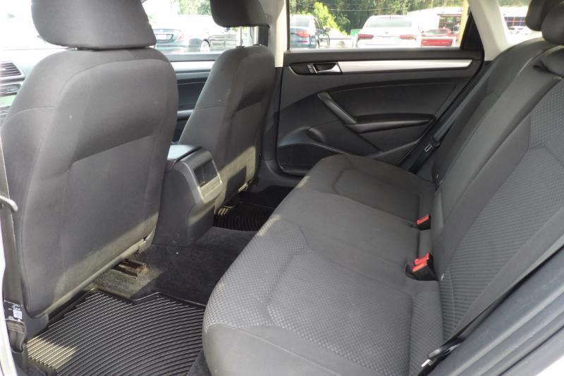 Volkswagen Passat 2.5L S W/Appearance 2014