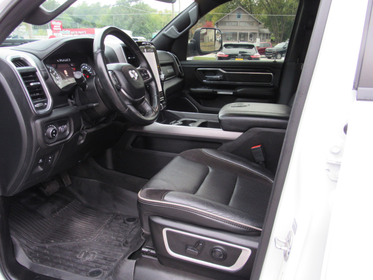 RAM 1500 Laramie Crew Cab 4WD 2023 RAM 1500 Laramie Crew Cab 4WD 2023