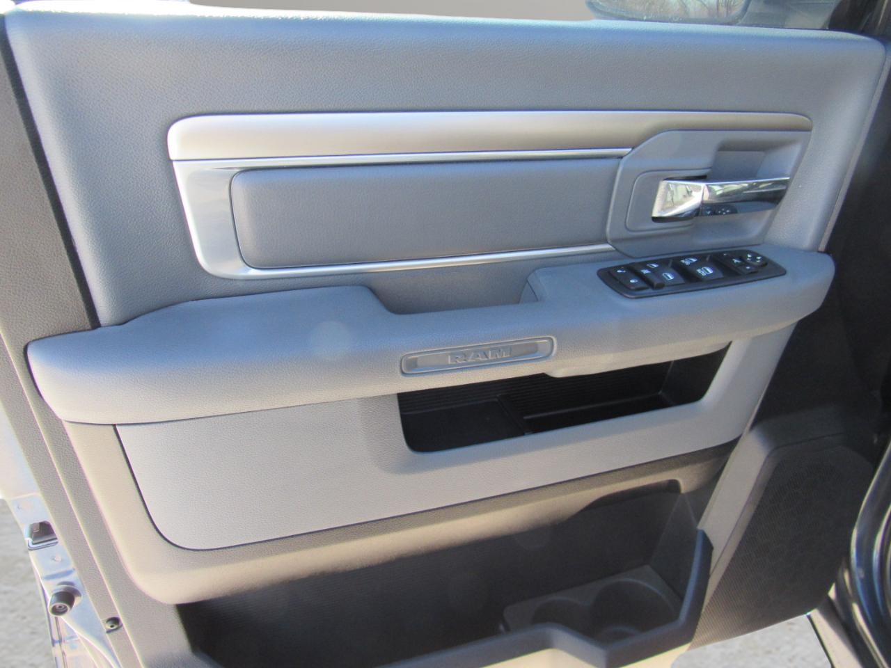 RAM 1500 Big Horn Crew Cab 4WD 2016