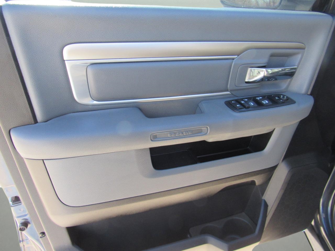 RAM 1500 Big Horn Crew Cab 4WD 2016