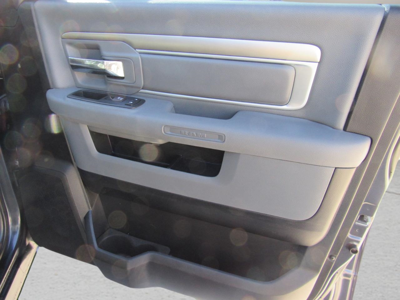 RAM 1500 Big Horn Crew Cab 4WD 2016