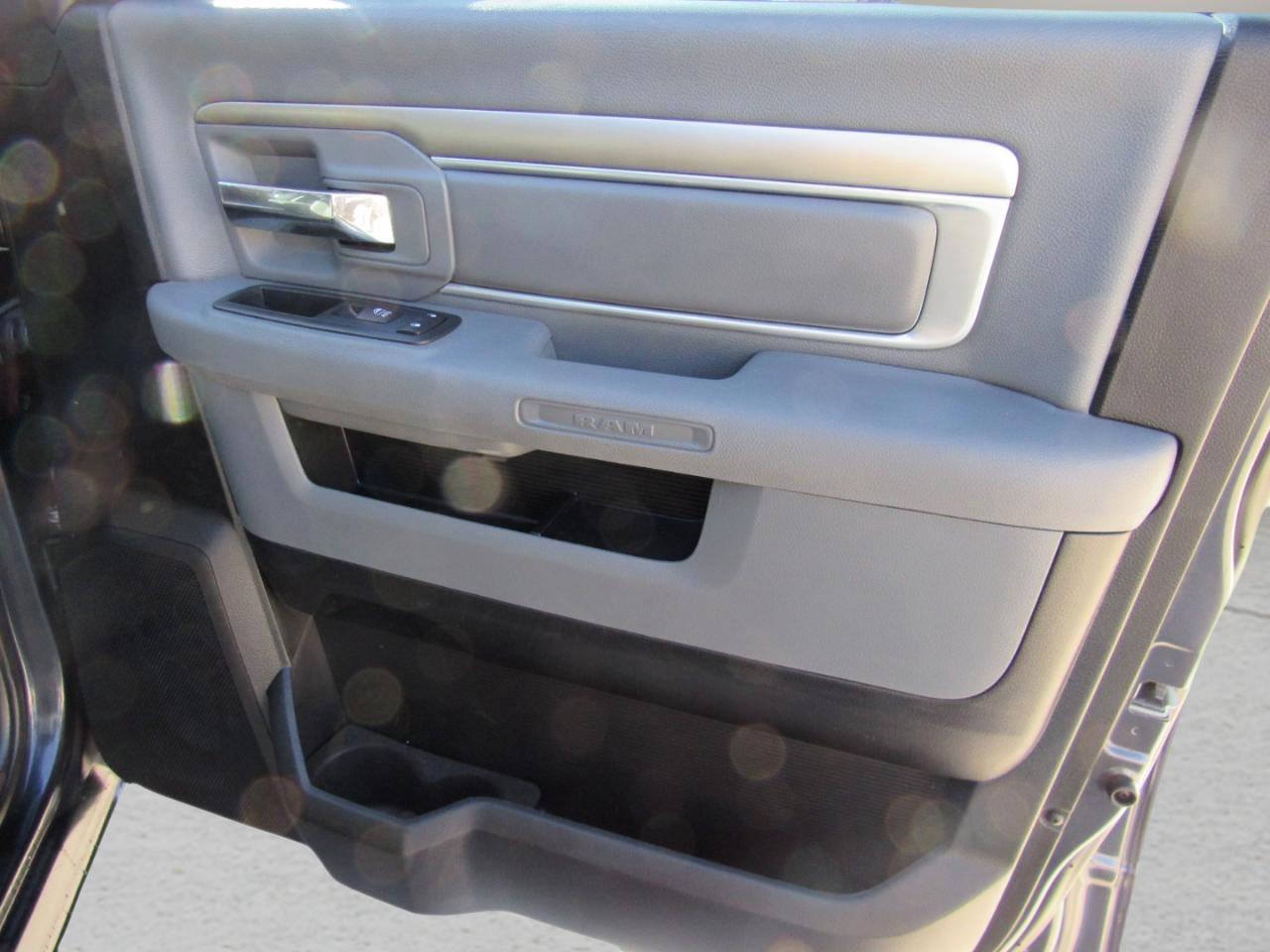 RAM 1500 Big Horn Crew Cab 4WD 2016