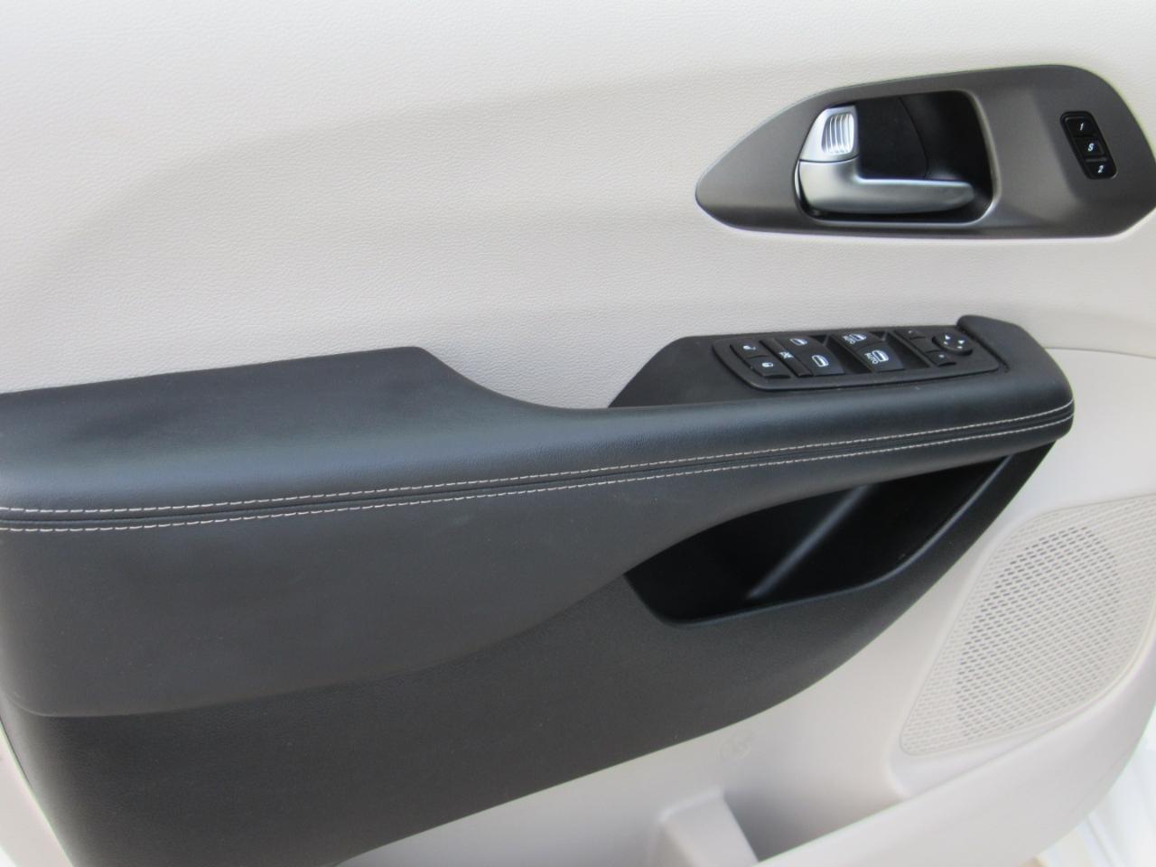 Chrysler Pacifica Touring L FWD 2023