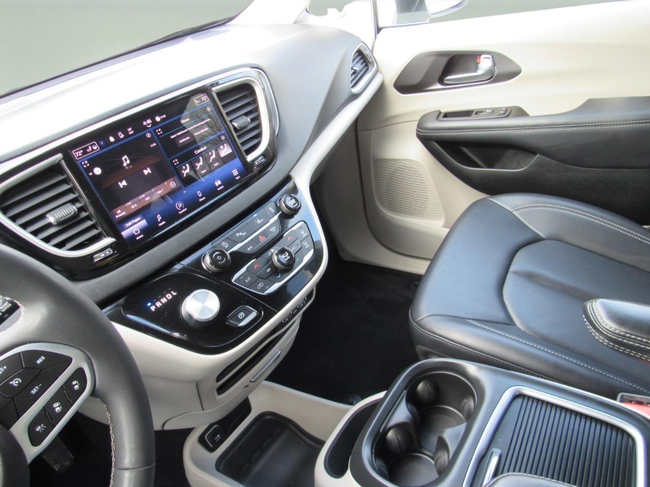 Chrysler Pacifica Touring L FWD 2023