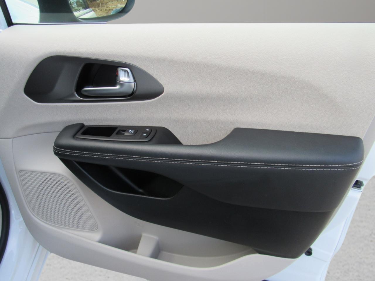 Chrysler Pacifica Touring L FWD 2023