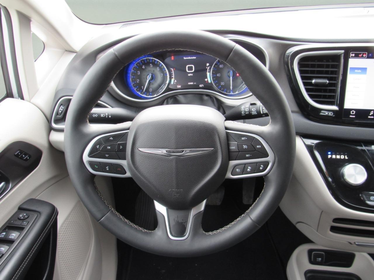 Chrysler Pacifica Touring L FWD 2024