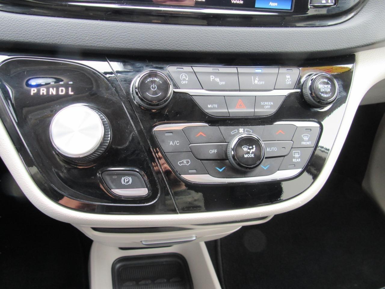 Chrysler Pacifica Touring L FWD 2024