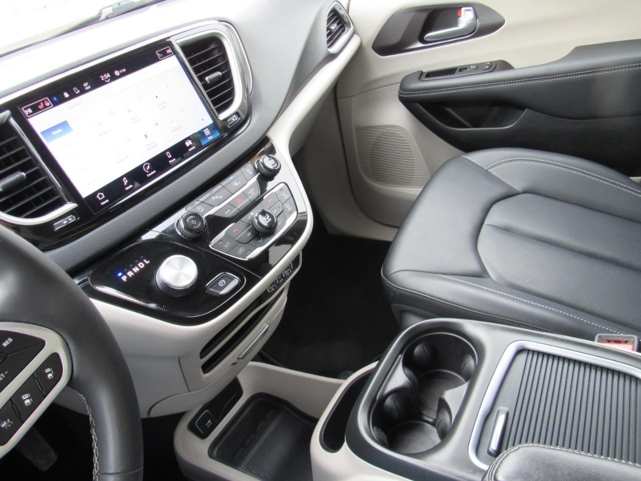 Chrysler Pacifica Touring L FWD 2024