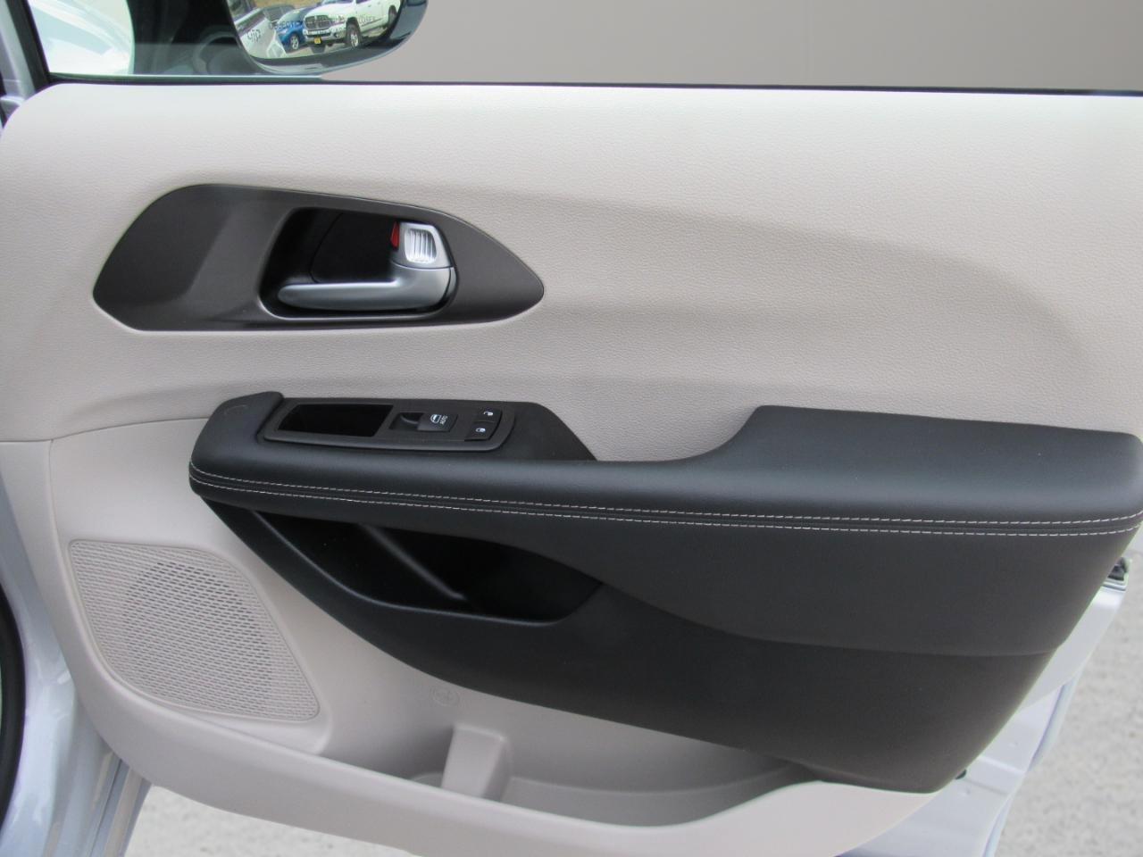 Chrysler Pacifica Touring L FWD 2024