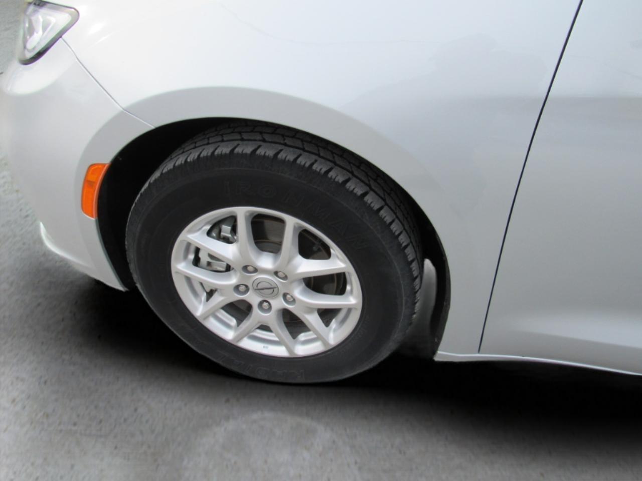 Chrysler Pacifica Touring L FWD 2024