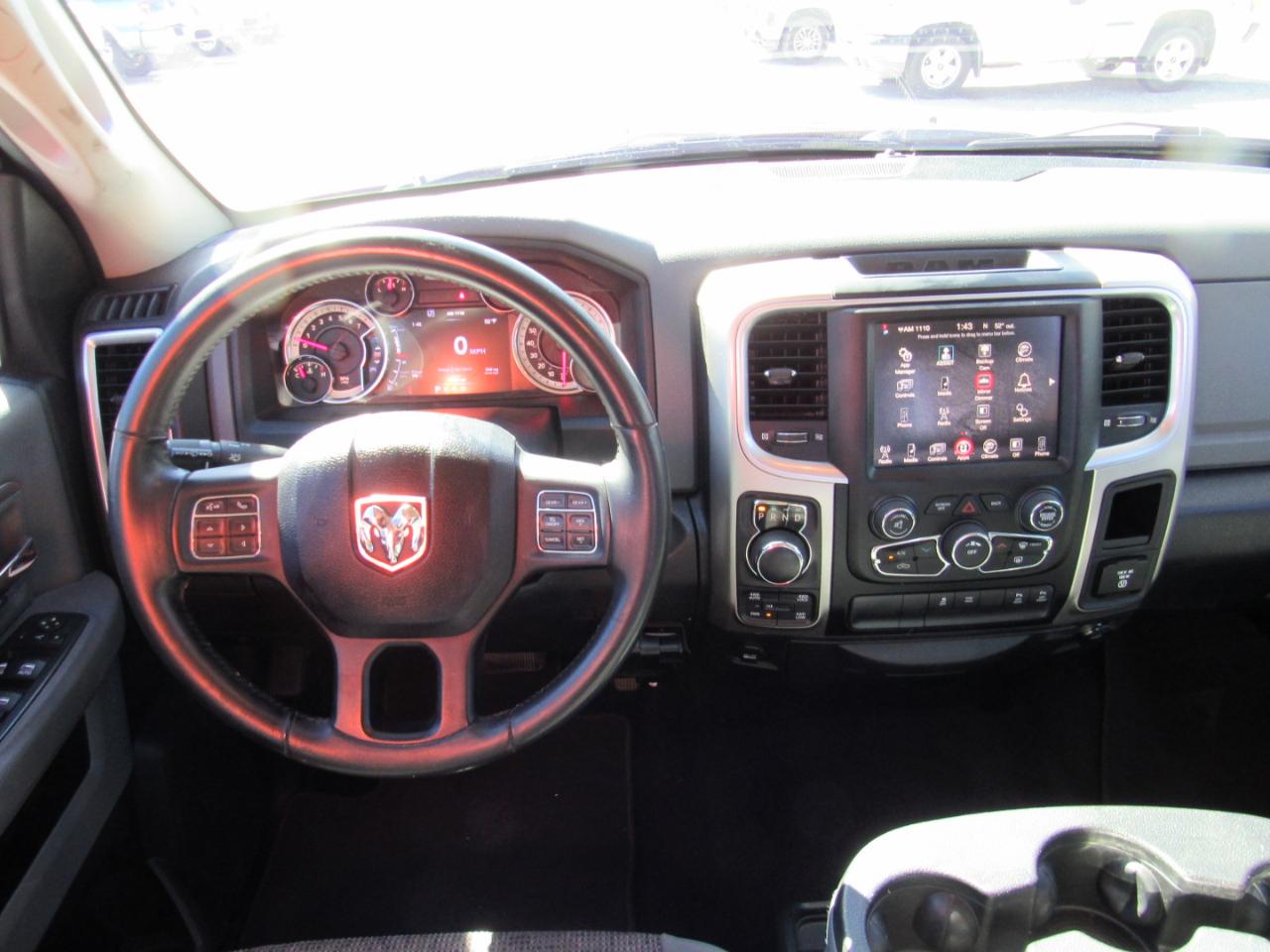 RAM 1500 Big Horn Crew Cab 4WD 2016