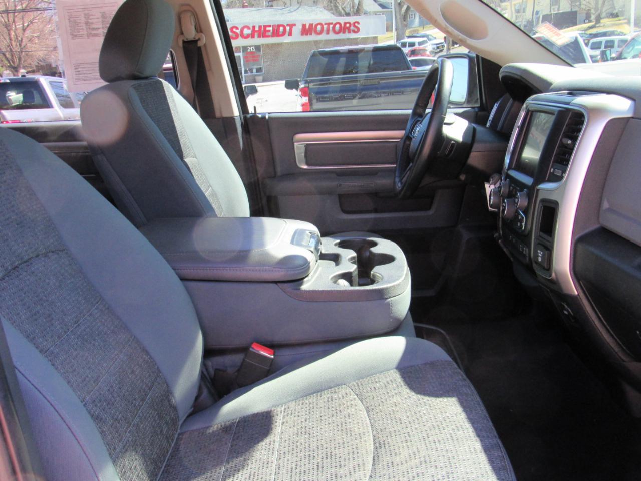 RAM 1500 Big Horn Crew Cab 4WD 2016