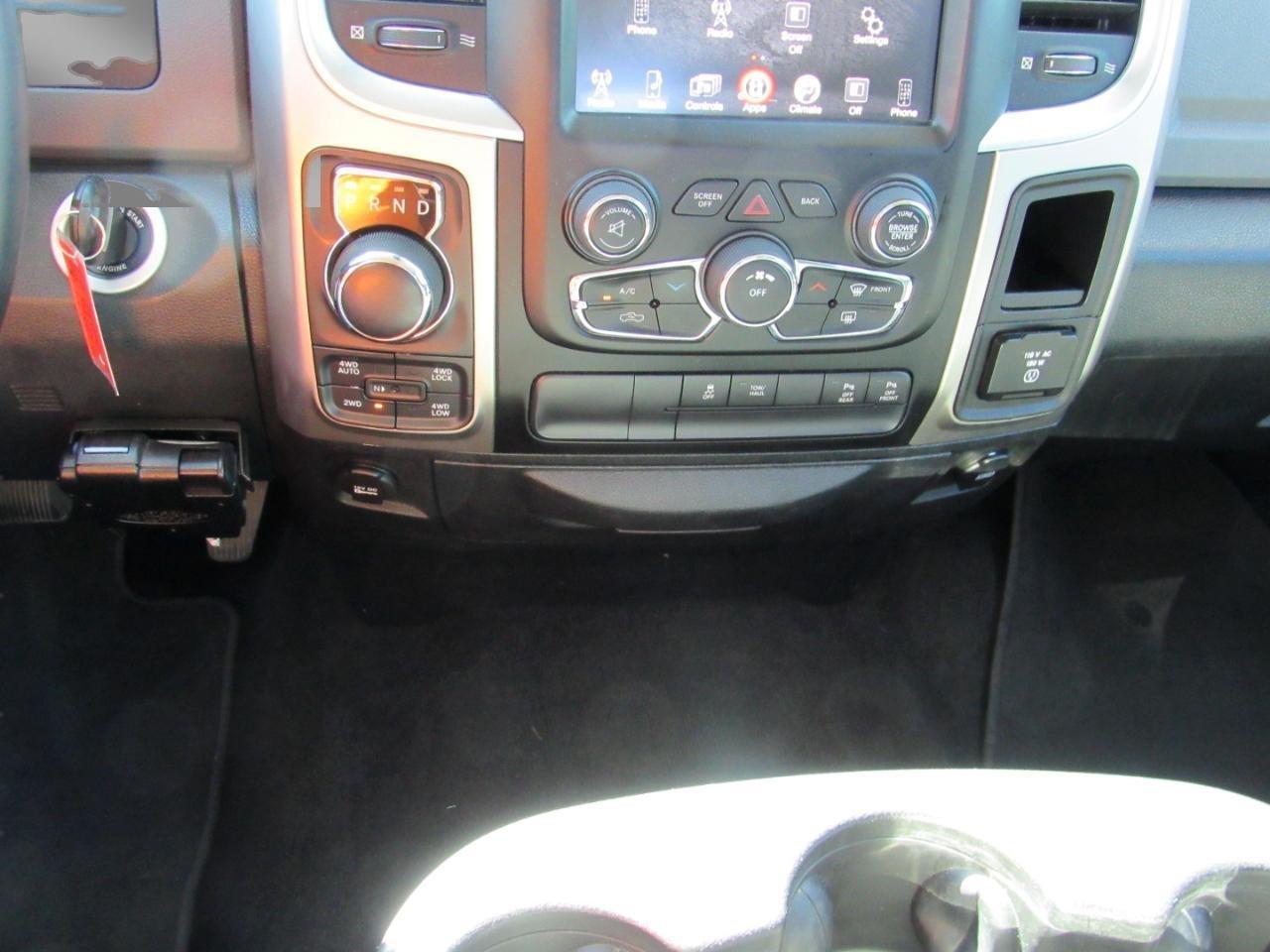 RAM 1500 Big Horn Crew Cab 4WD 2016