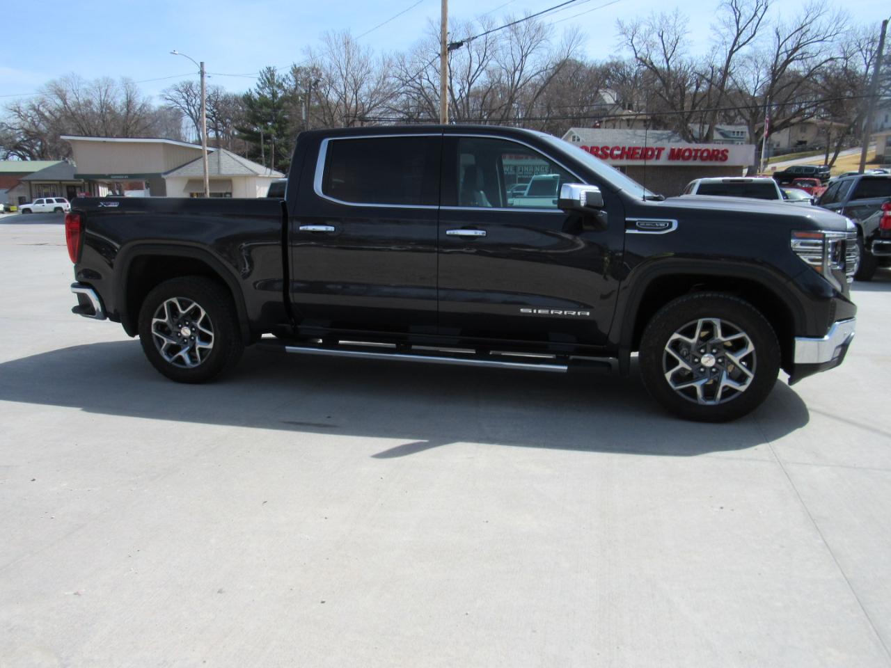 GMC Sierra 1500 SLT Crew Cab 4WD 2023