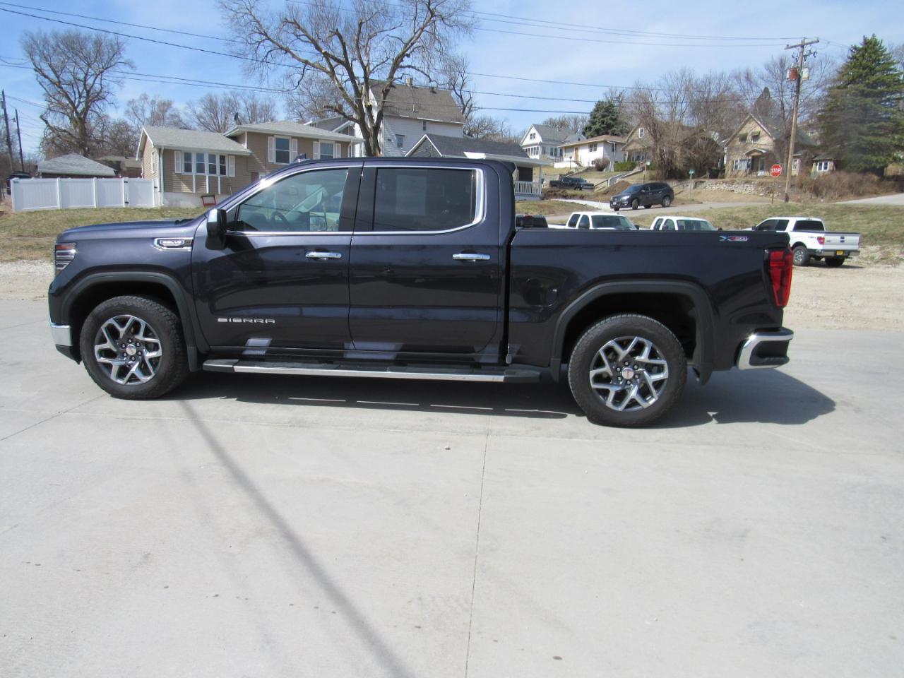 GMC Sierra 1500 SLT Crew Cab 4WD 2023