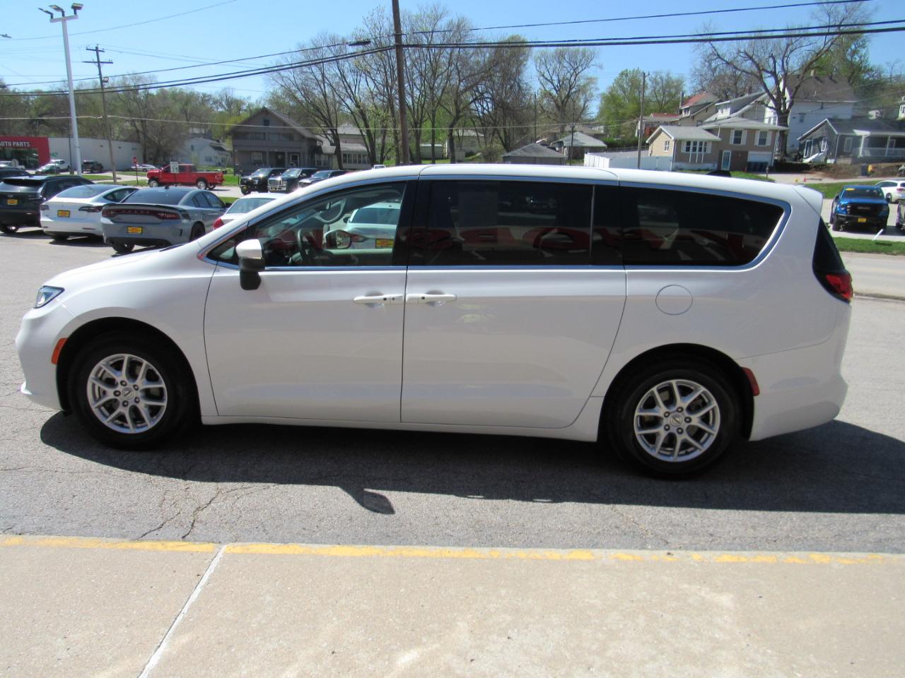 Chrysler Pacifica Touring L FWD 2023