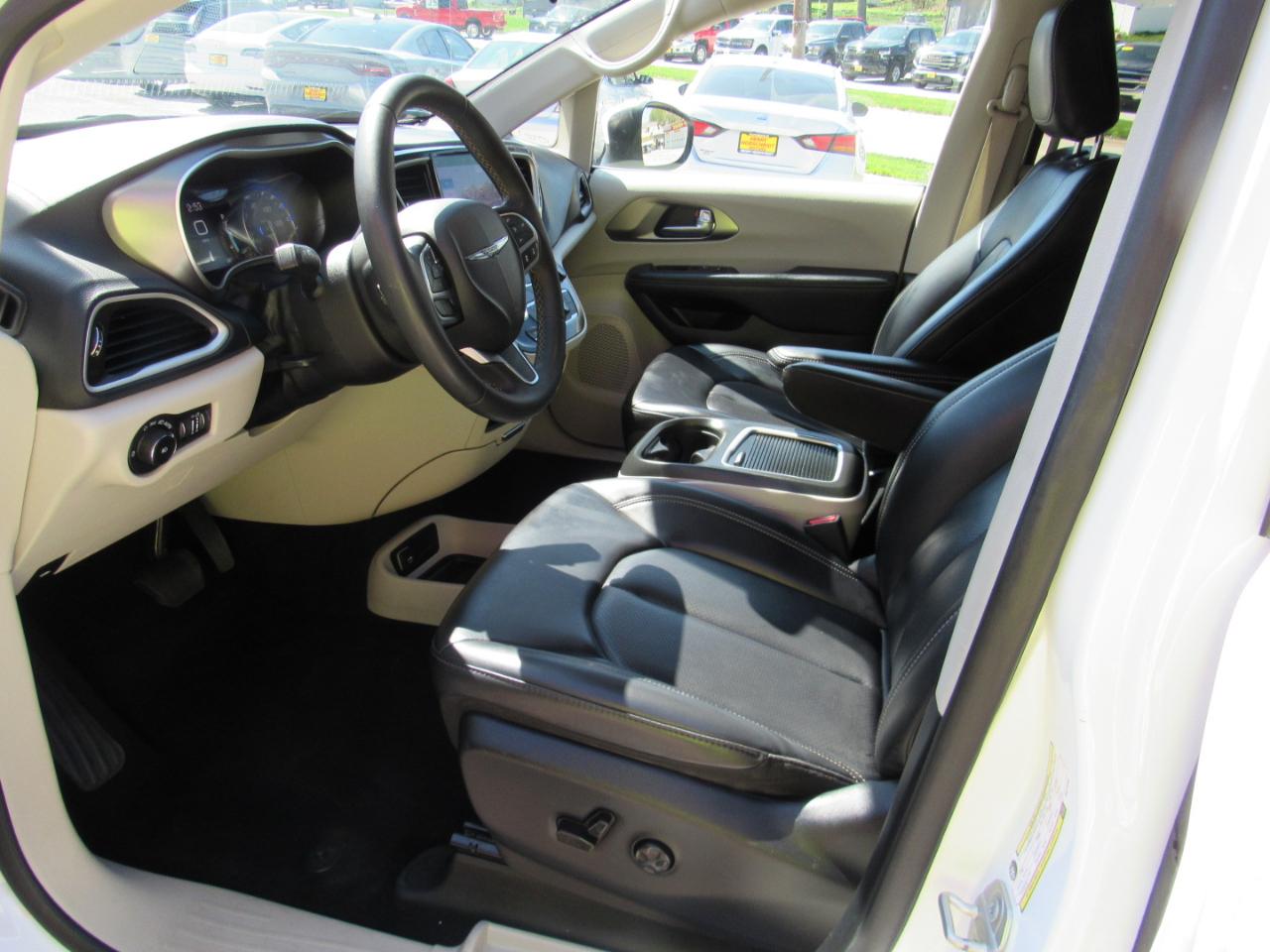 Chrysler Pacifica Touring L FWD 2023