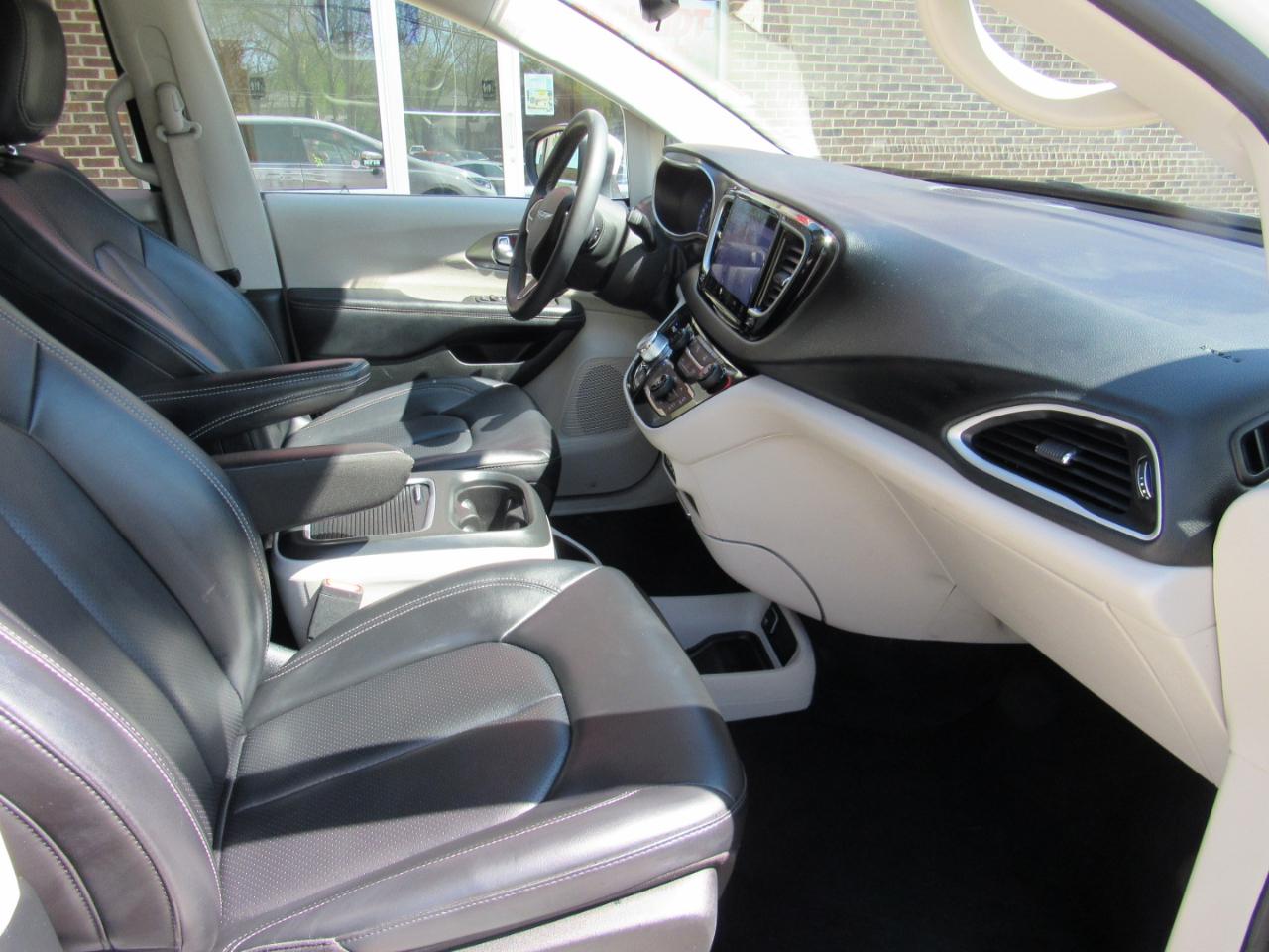 Chrysler Pacifica Touring L FWD 2023
