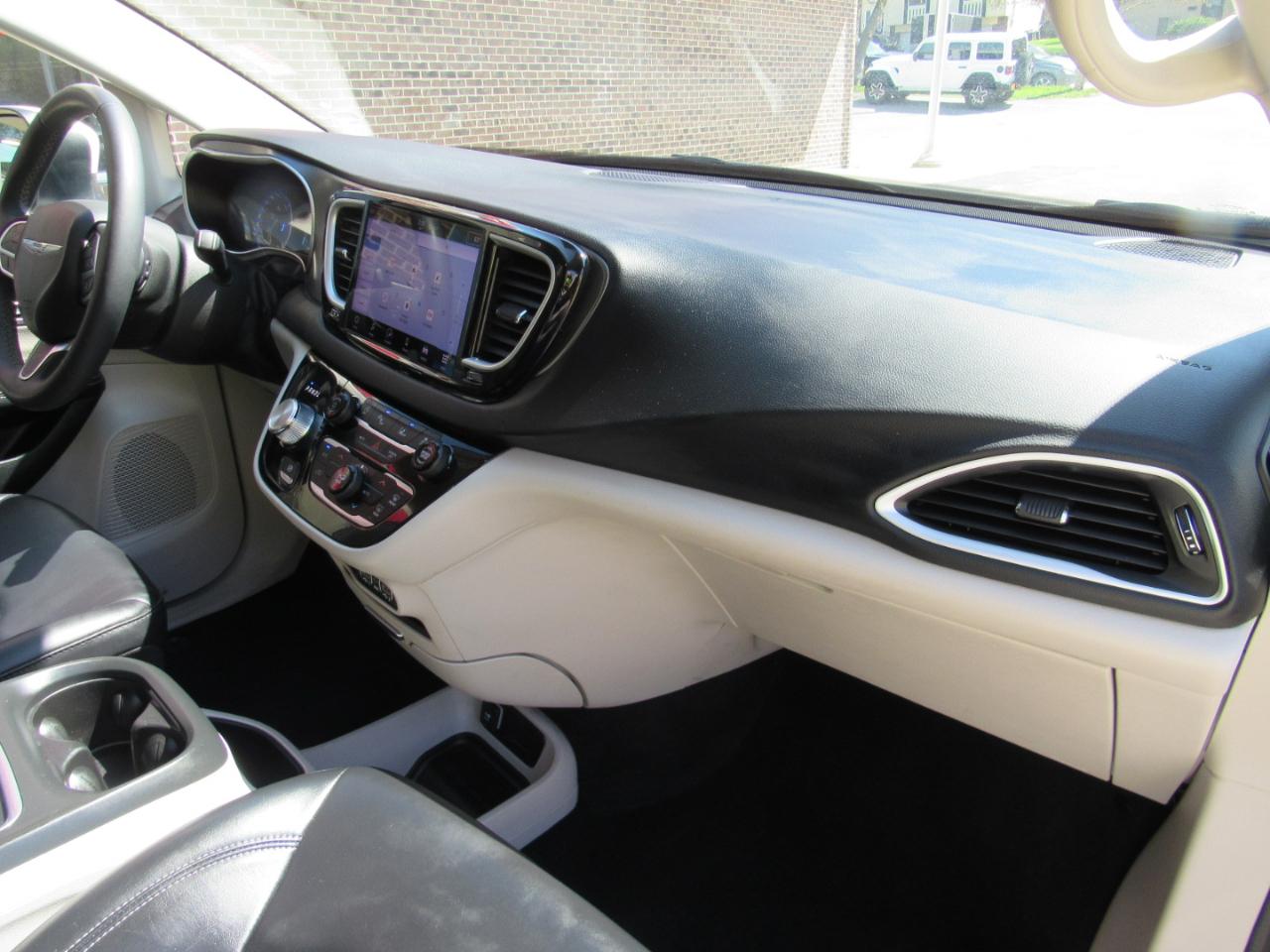 Chrysler Pacifica Touring L FWD 2023