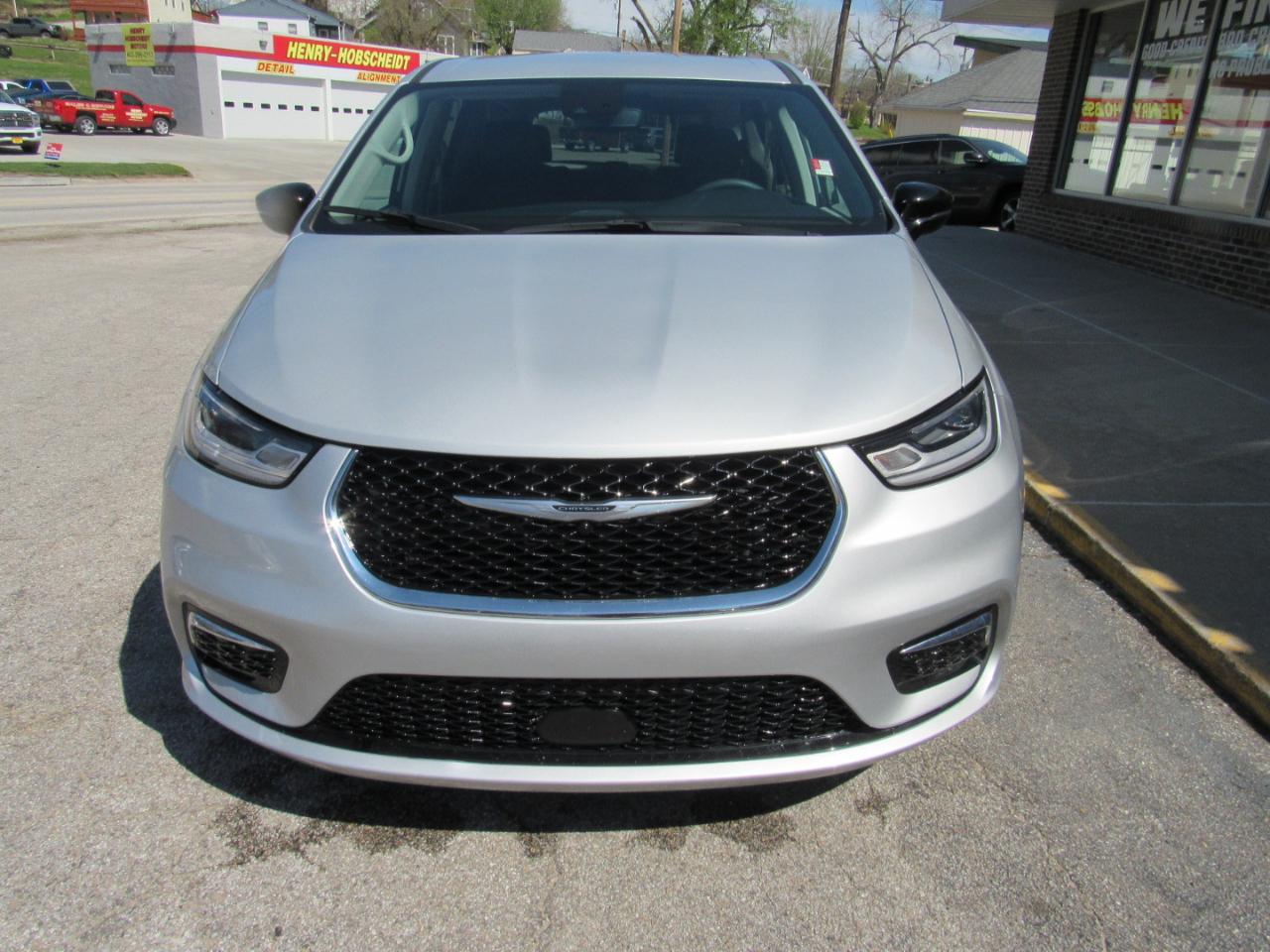 Chrysler Pacifica Touring L FWD 2024