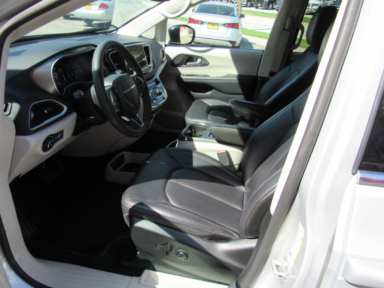 Chrysler Pacifica Touring L FWD 2024