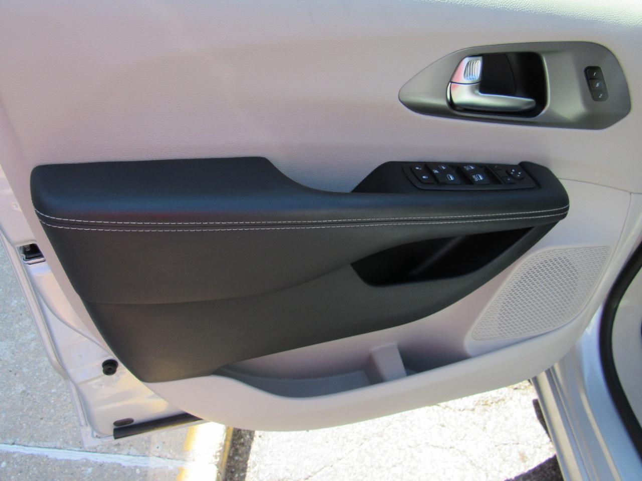 Chrysler Pacifica Touring L FWD 2024