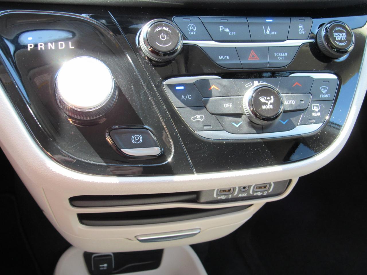 Chrysler Pacifica Touring L FWD 2024