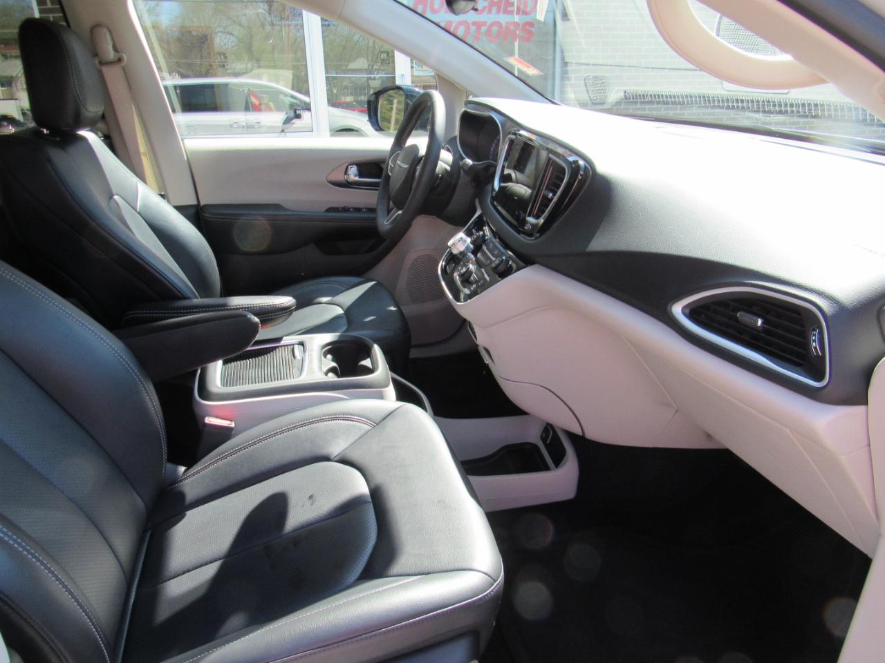 Chrysler Pacifica Touring L FWD 2024