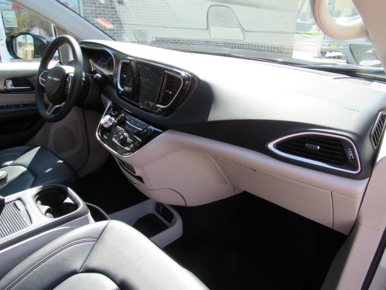 Chrysler Pacifica Touring L FWD 2024