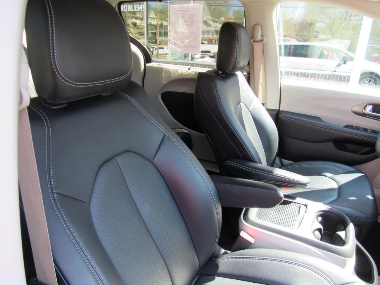 Chrysler Pacifica Touring L FWD 2024
