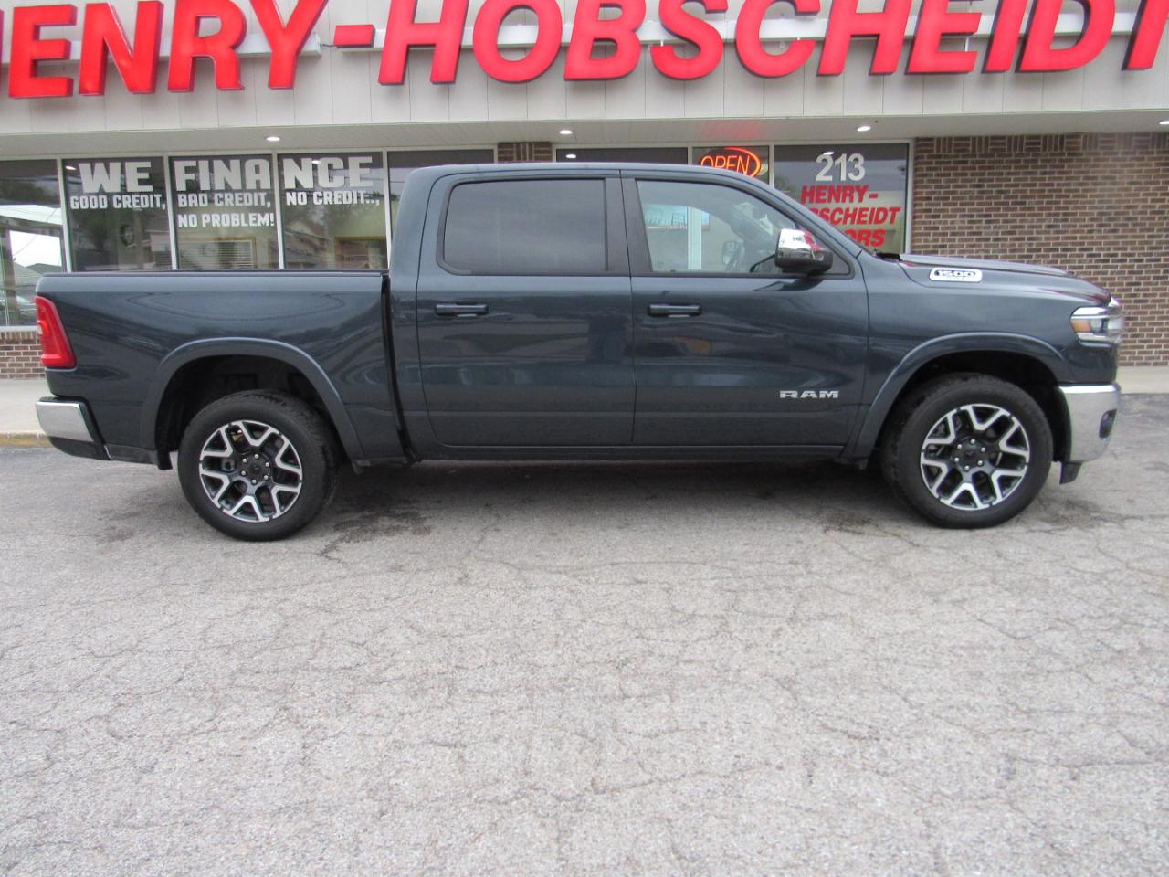 RAM 1500 Laramie Crew Cab 4WD 2025