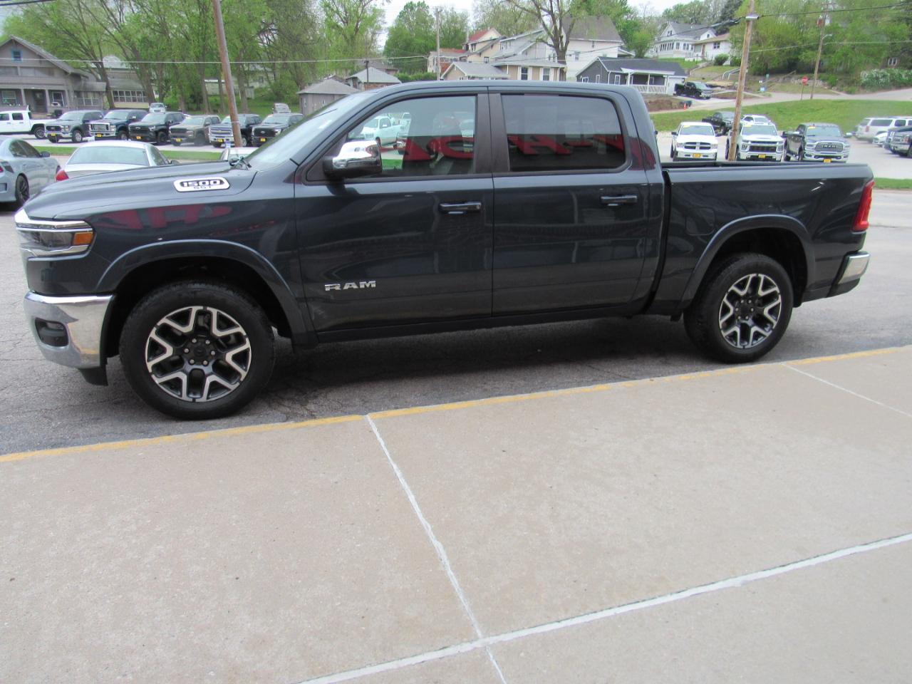 RAM 1500 Laramie Crew Cab 4WD 2025