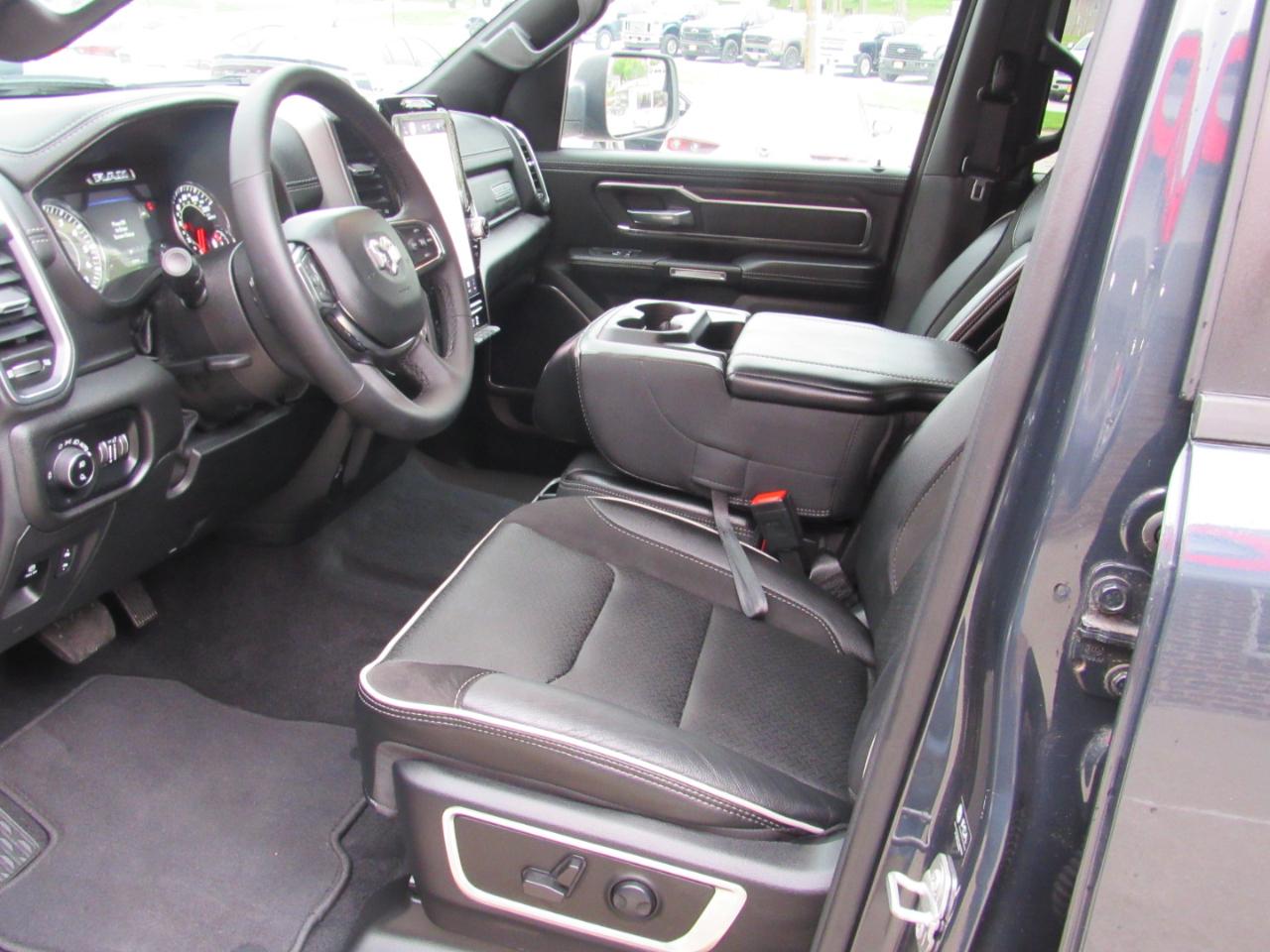 RAM 1500 Laramie Crew Cab 4WD 2025