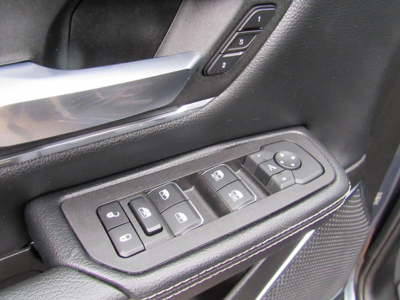 RAM 1500 Laramie Crew Cab 4WD 2025