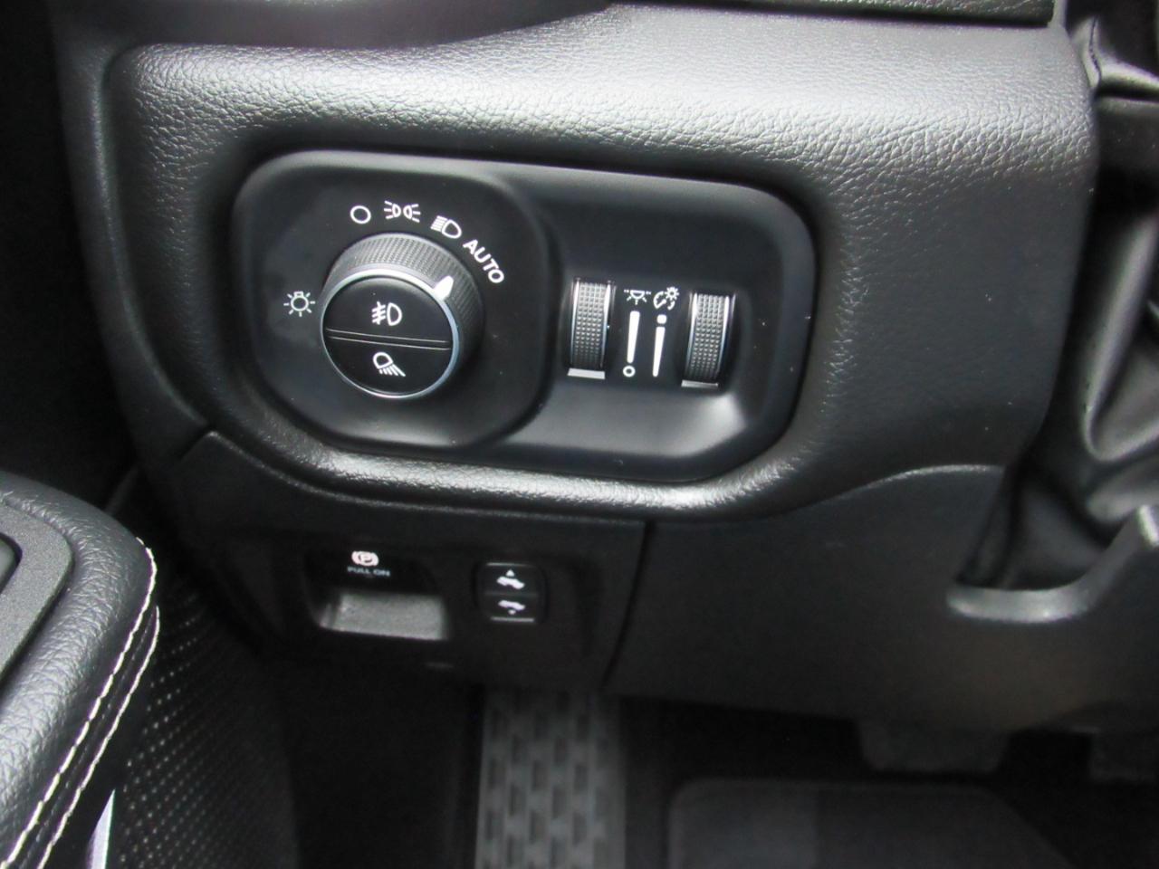 RAM 1500 Laramie Crew Cab 4WD 2025