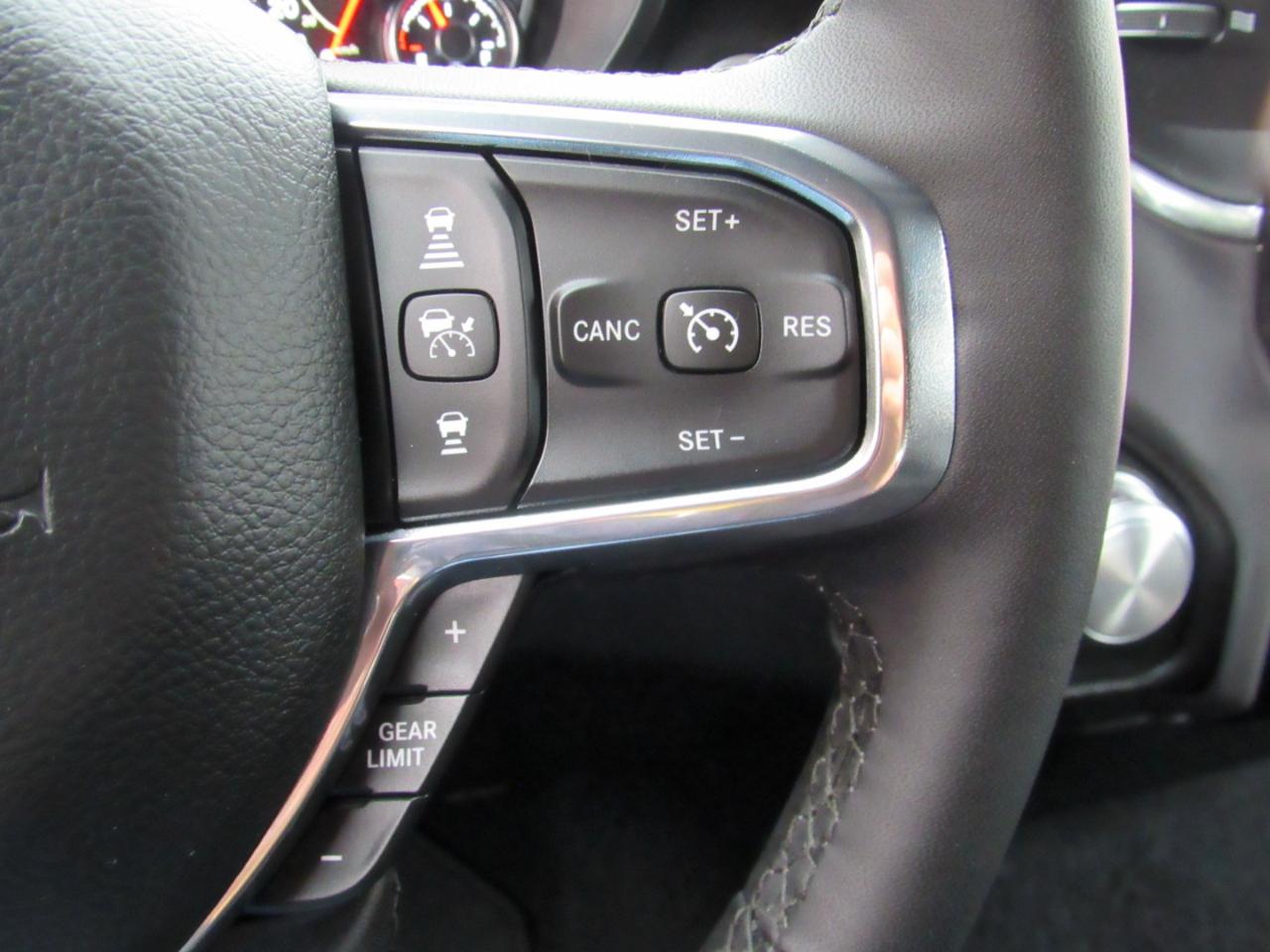 RAM 1500 Laramie Crew Cab 4WD 2025