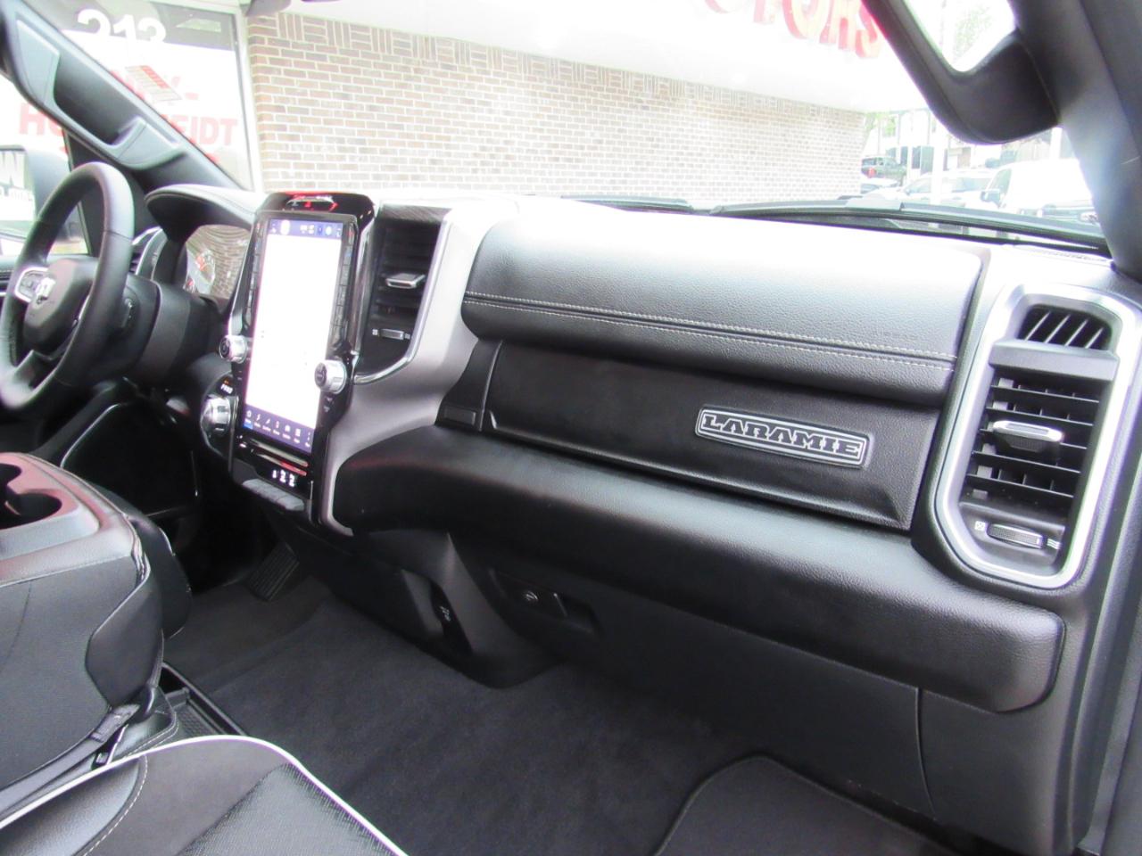 RAM 1500 Laramie Crew Cab 4WD 2025