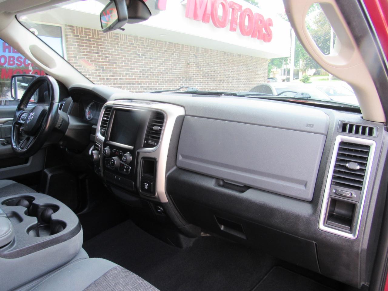 RAM 1500 Big Horn Quad Cab 4WD 2015