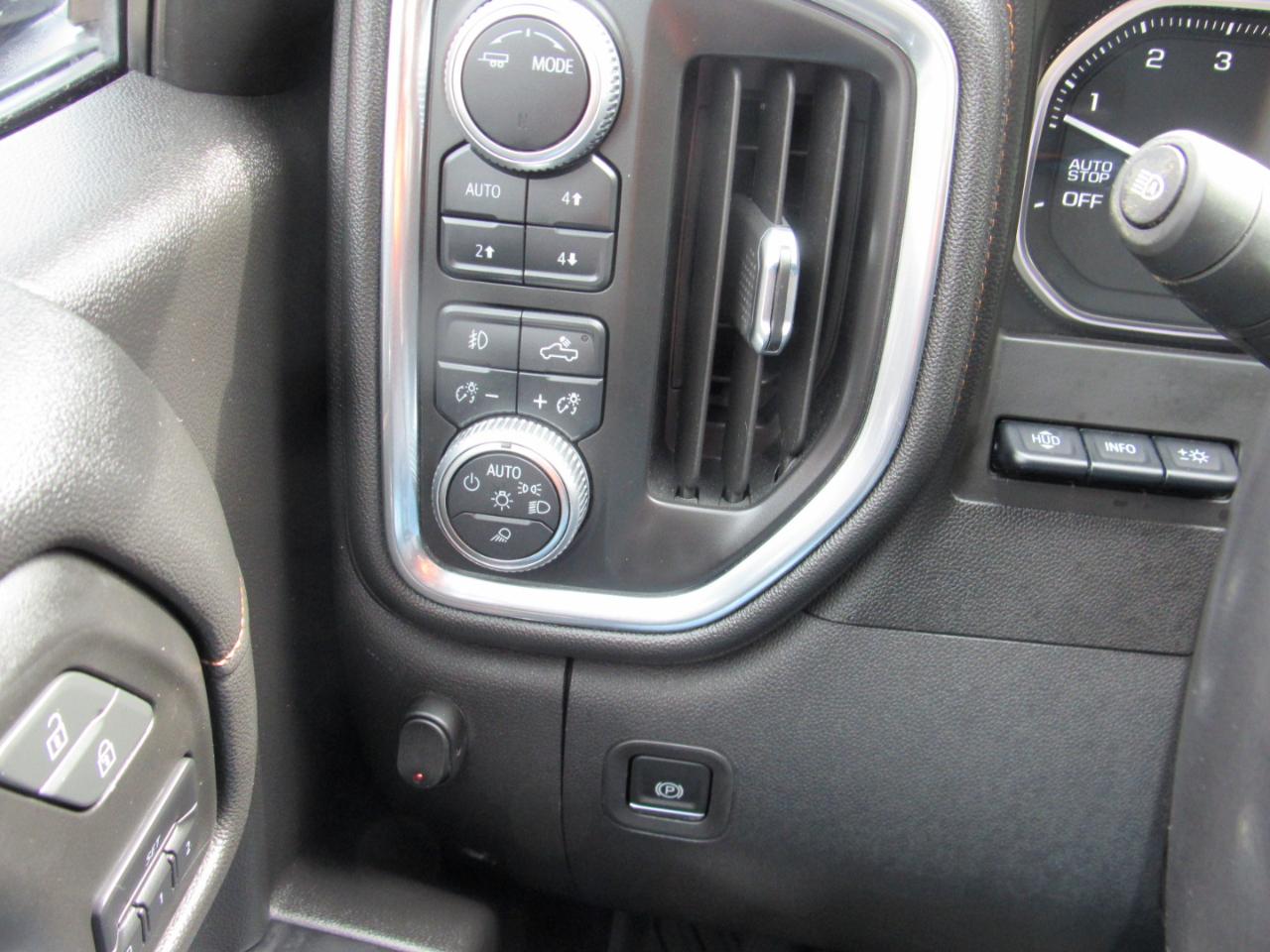 GMC Sierra 1500 AT4 Crew Cab 4WD 2020