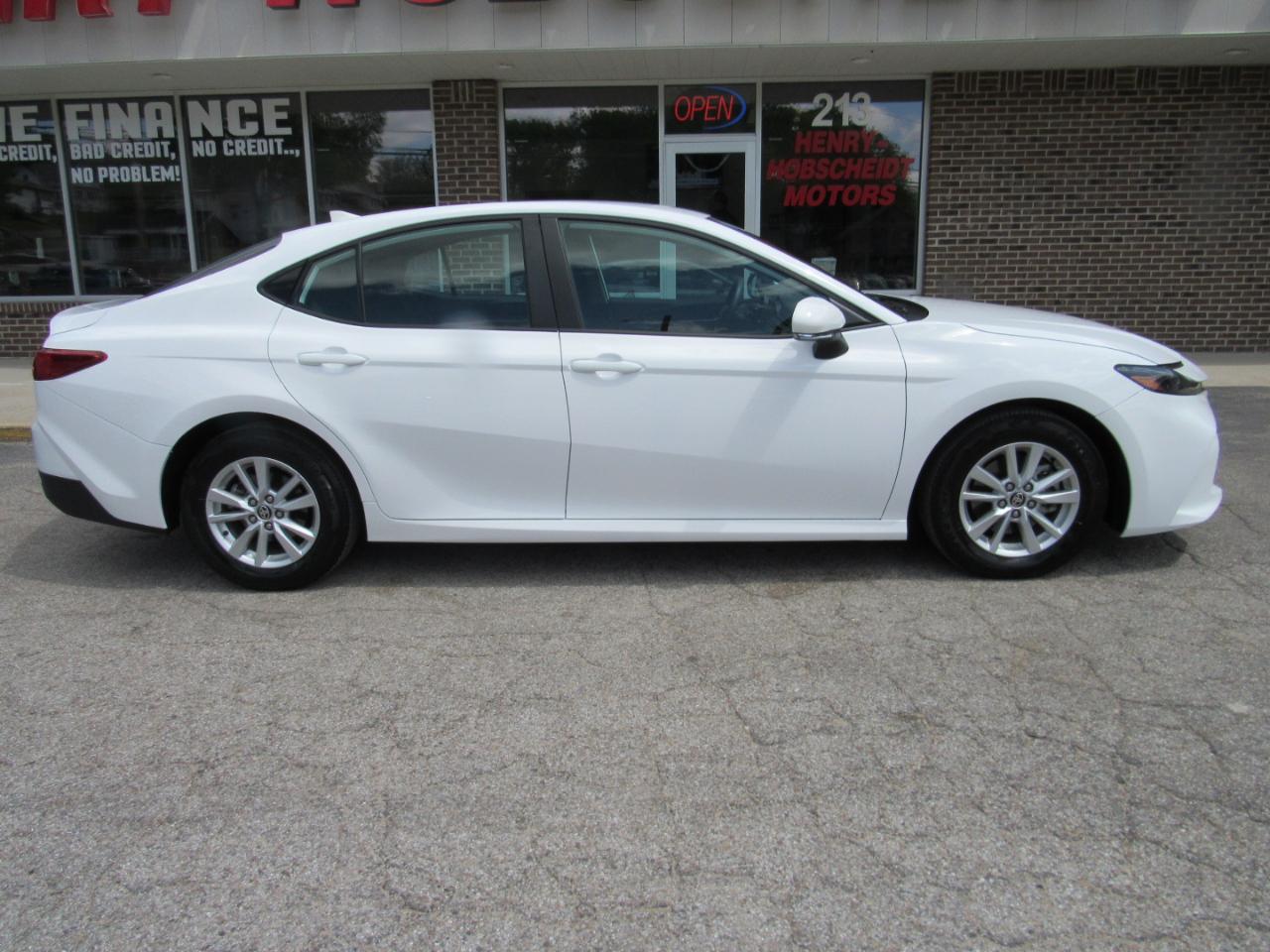 Toyota Camry LE (Natl) 2026