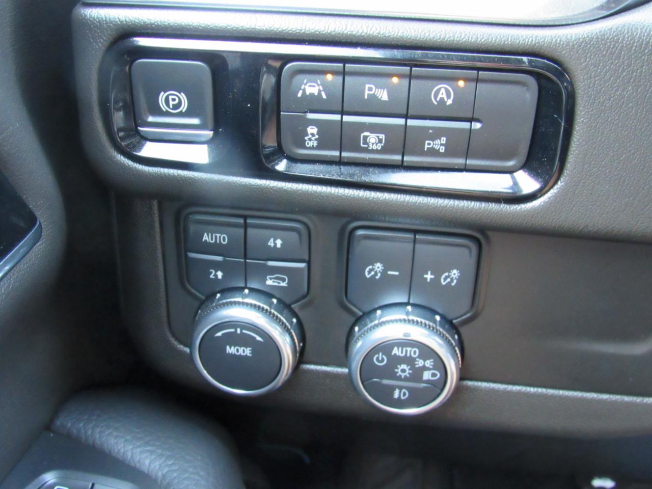GMC Yukon XL Denali 4WD 2025