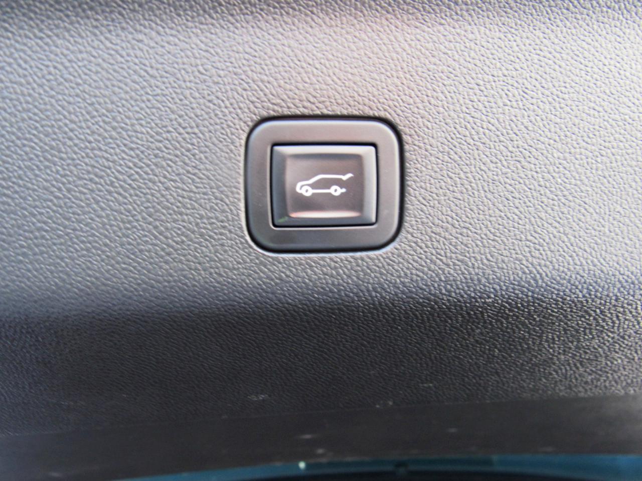 GMC Yukon XL Denali 4WD 2025