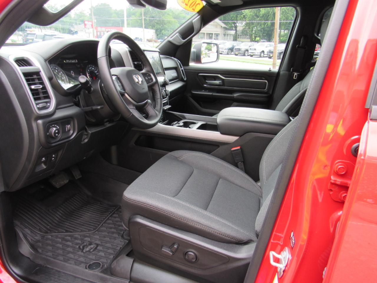 RAM 1500 Big Horn Crew Cab 4WD 2022