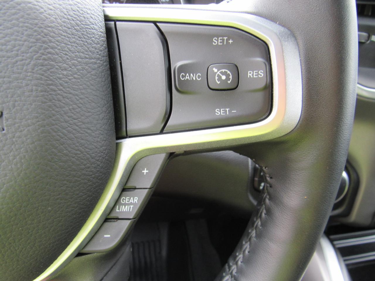 RAM 1500 Big Horn Crew Cab 4WD 2022