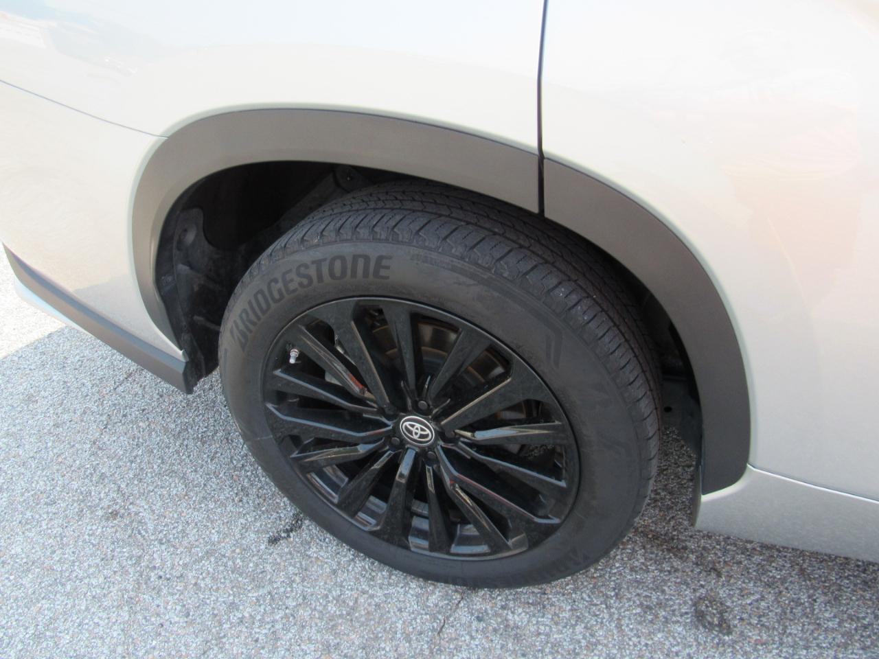 Toyota Highlander LE FWD (Natl) 2024