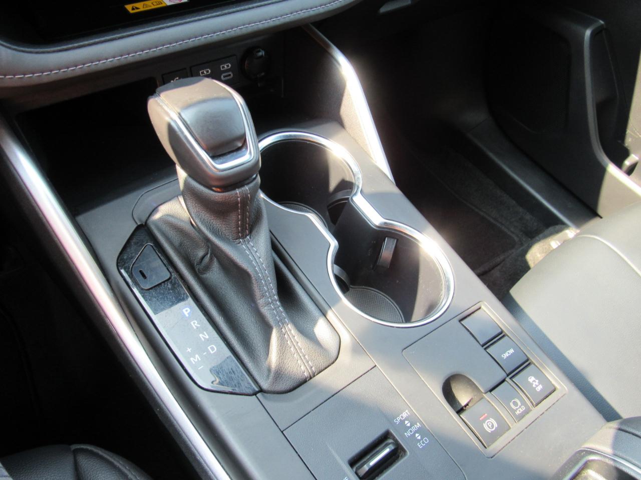 Toyota Highlander LE FWD (Natl) 2024