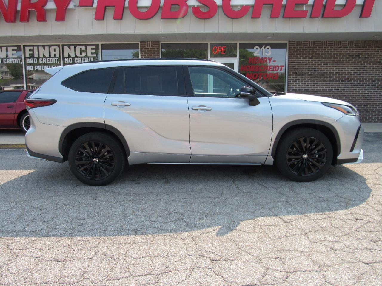 Toyota Highlander LE FWD (Natl) 2024
