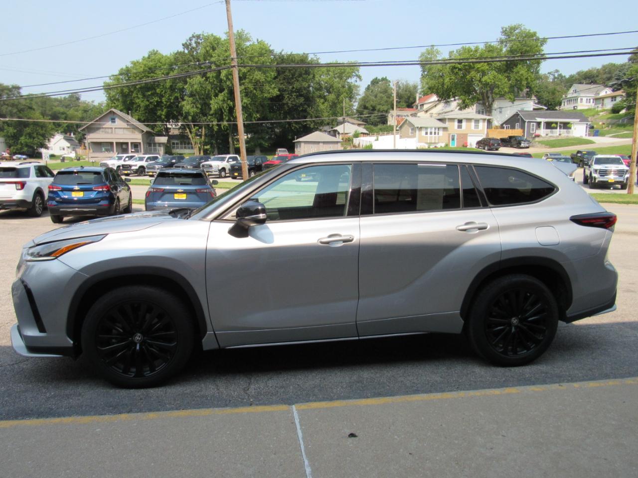 Toyota Highlander LE FWD (Natl) 2024