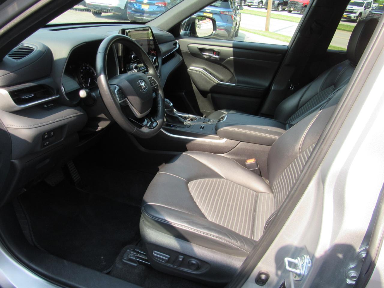 Toyota Highlander LE FWD (Natl) 2024