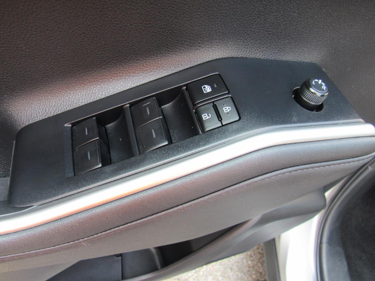 Toyota Highlander LE FWD (Natl) 2024
